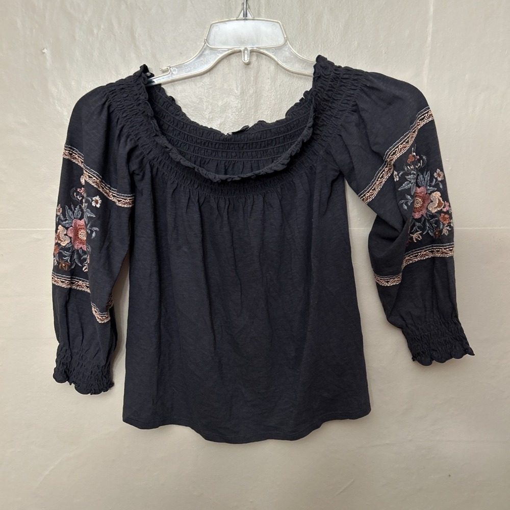 American Eagle Medium Smoky Gray Top With Floral Embroidery Sleeves